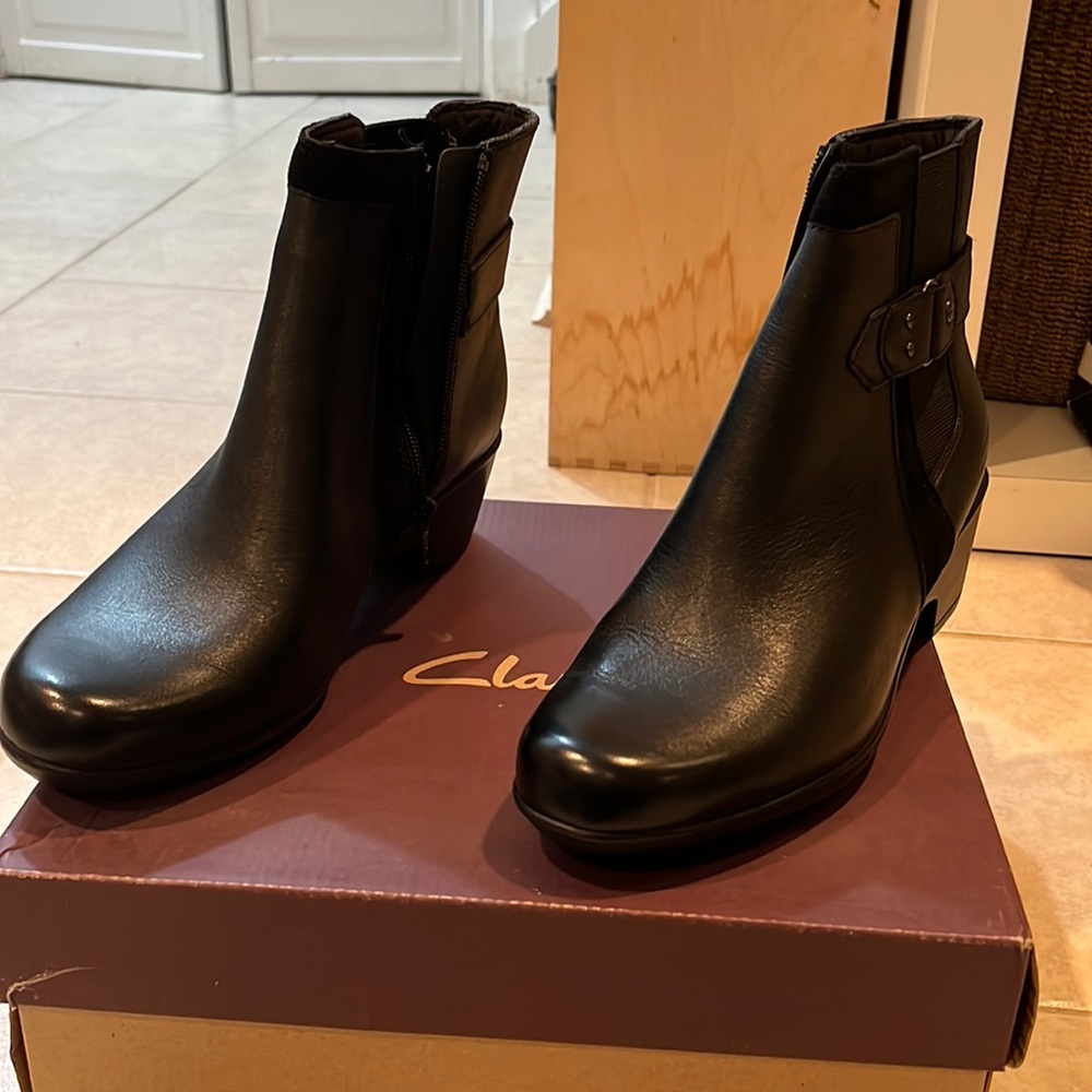 Clarks leather size 9.5  ankle boot with elastic never worn.